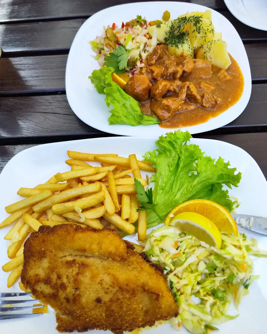 Panierowany kotlet z frytkami i surówkami