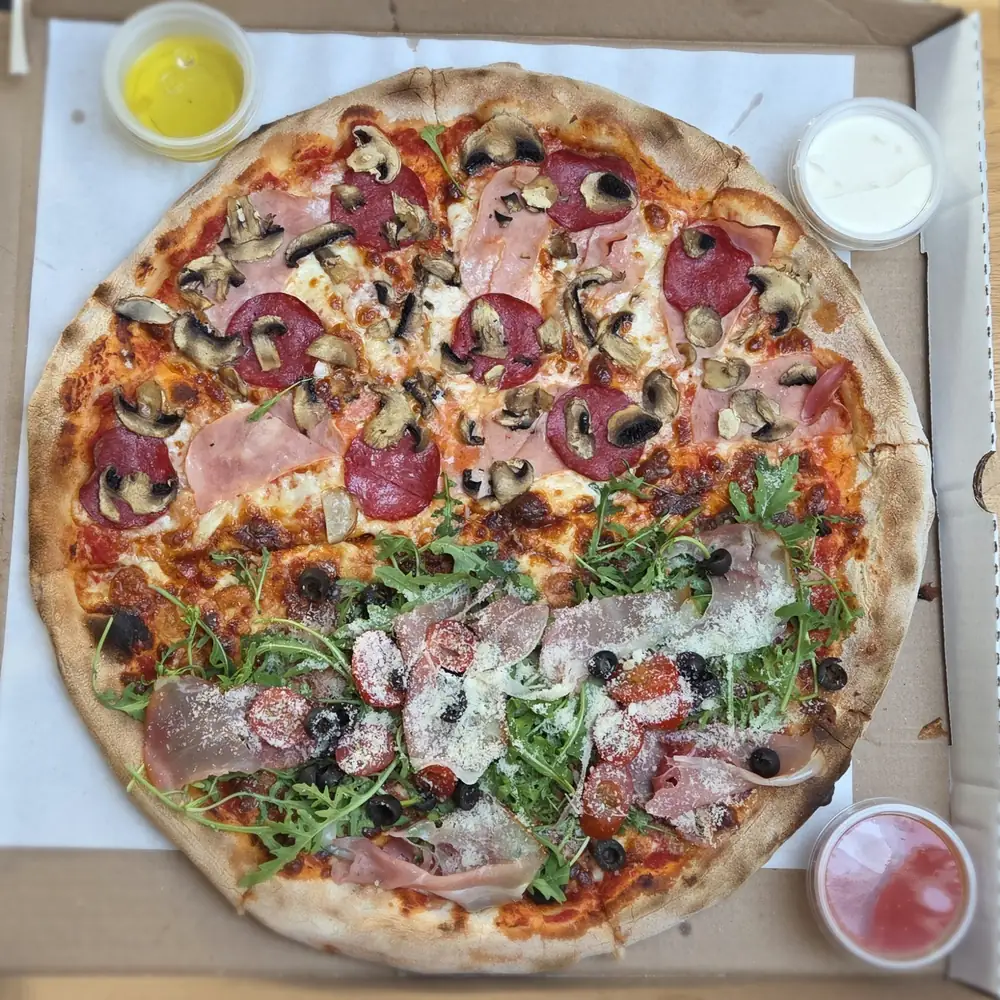 Pizza pół na pół z rukolą, szynką i salami